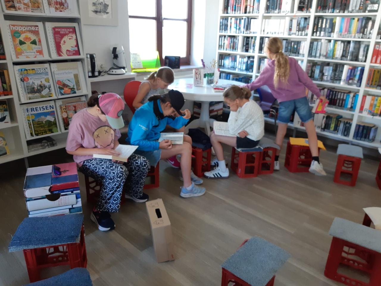 Schüler:innen in der Bibliothek