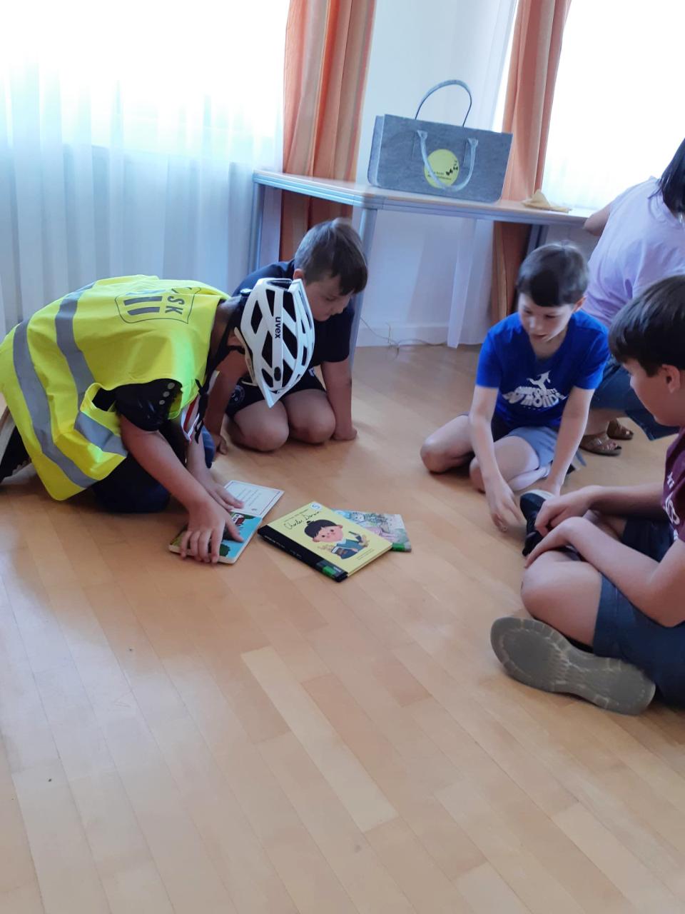 Schüler:innen in der Bibliothek
