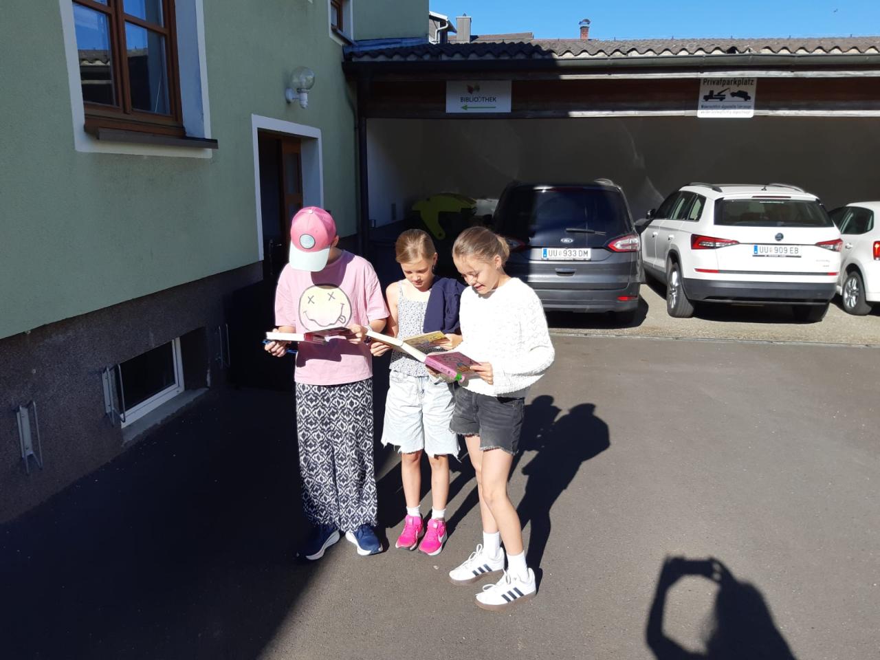 Schüler:innen in der Bibliothek