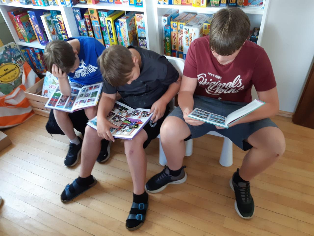 Schüler:innen in der Bibliothek